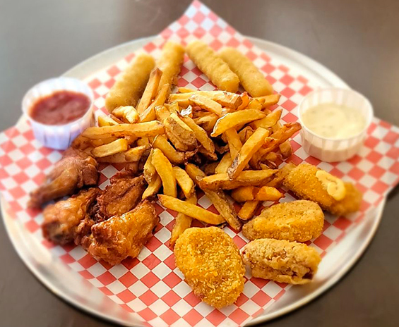 Assiette d'entrées avec frites et sauces.