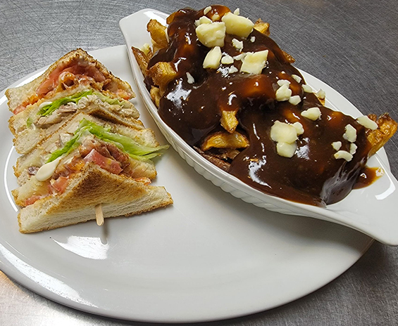 Club sandwich accompagné de poutine.
